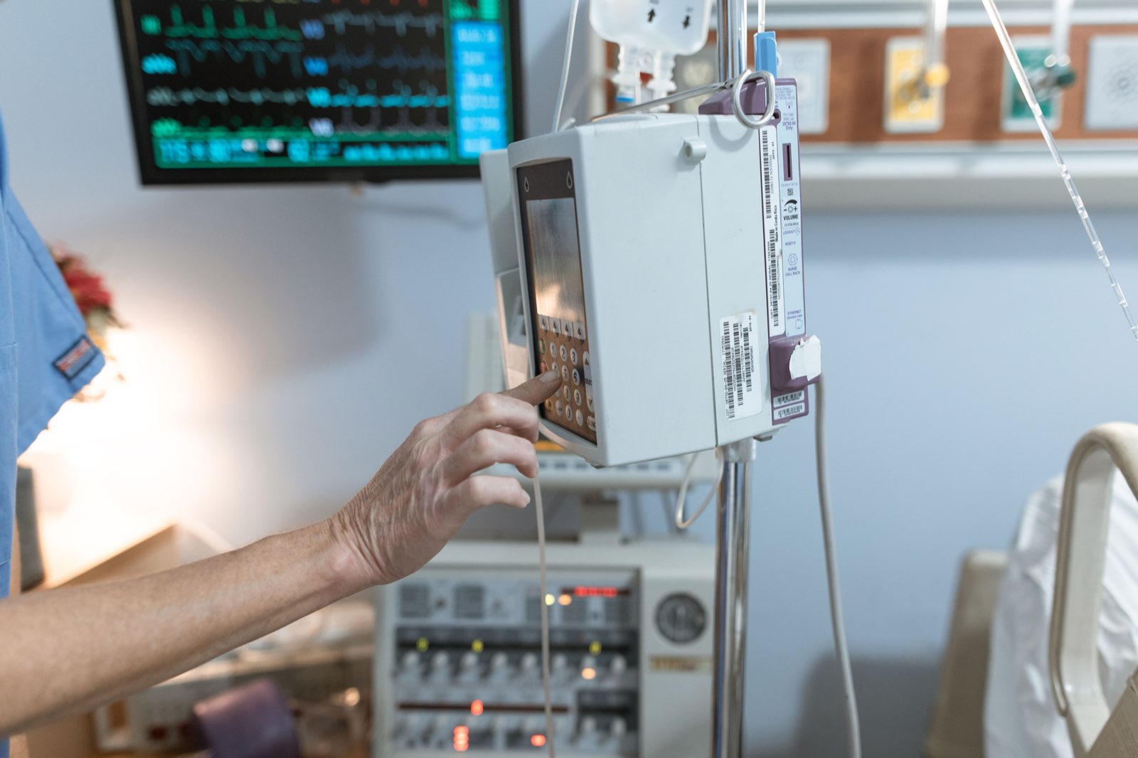 Clinical monitoring equipment at a patient bedside