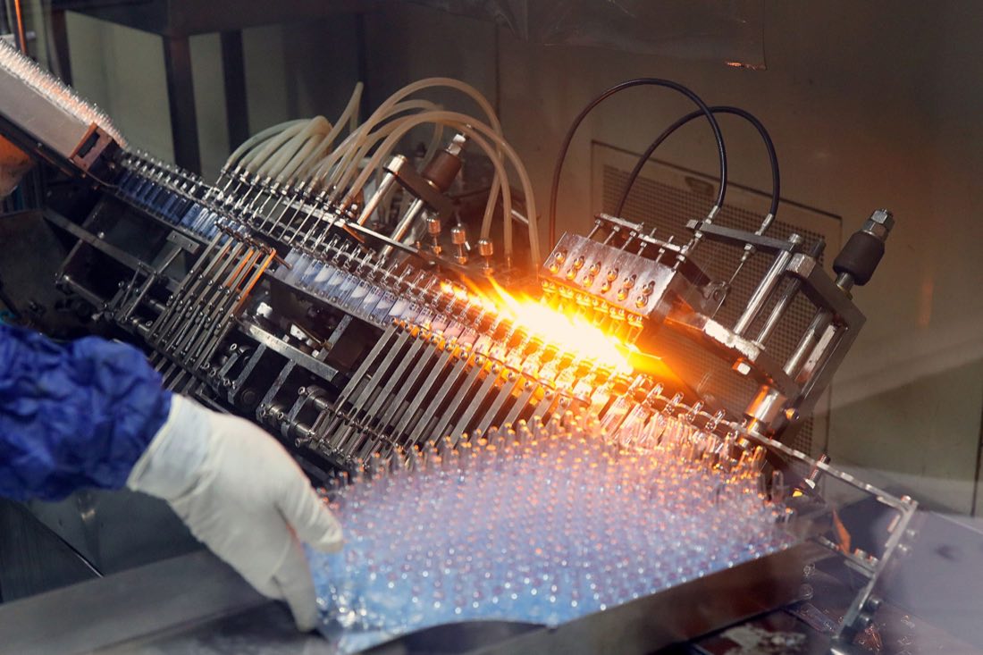A pharmaceutical filling line assembling drug-device products