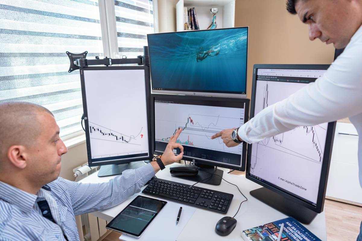 Analysts working from trusted quality data on connected screens
