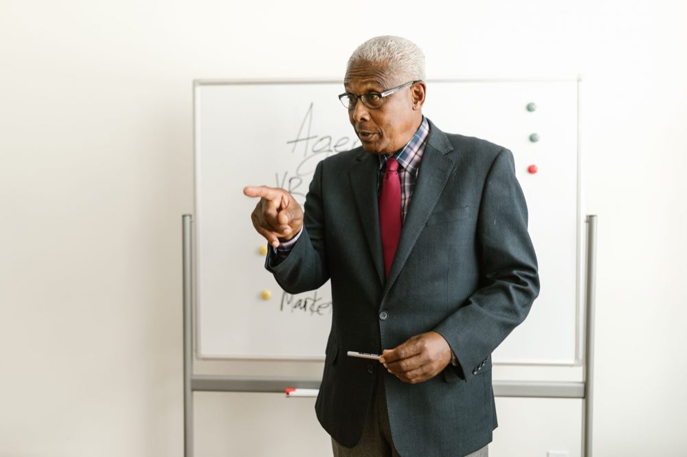 Former FDA reviewer leading a regulatory strategy session