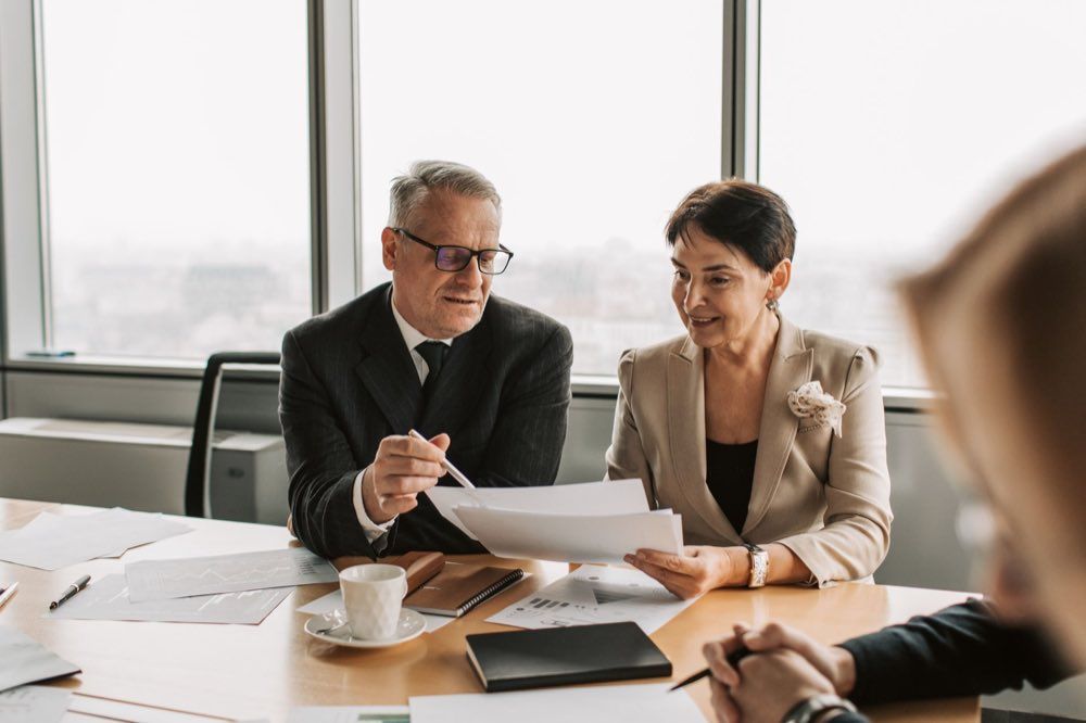 Senior advisors counseling a leadership team