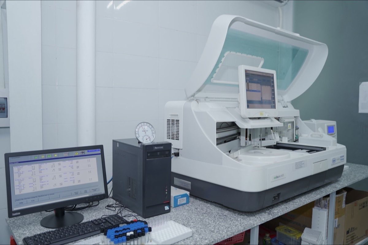 Laboratory scientist running a diagnostic assay