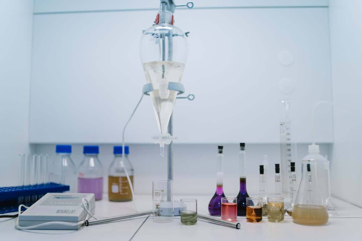 Dissolution testing apparatus in a pharmaceutical laboratory