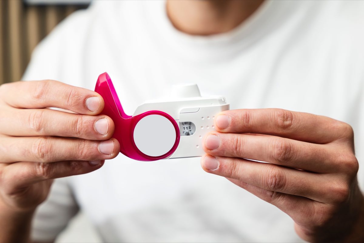 A peak flow meter used to monitor respiratory function