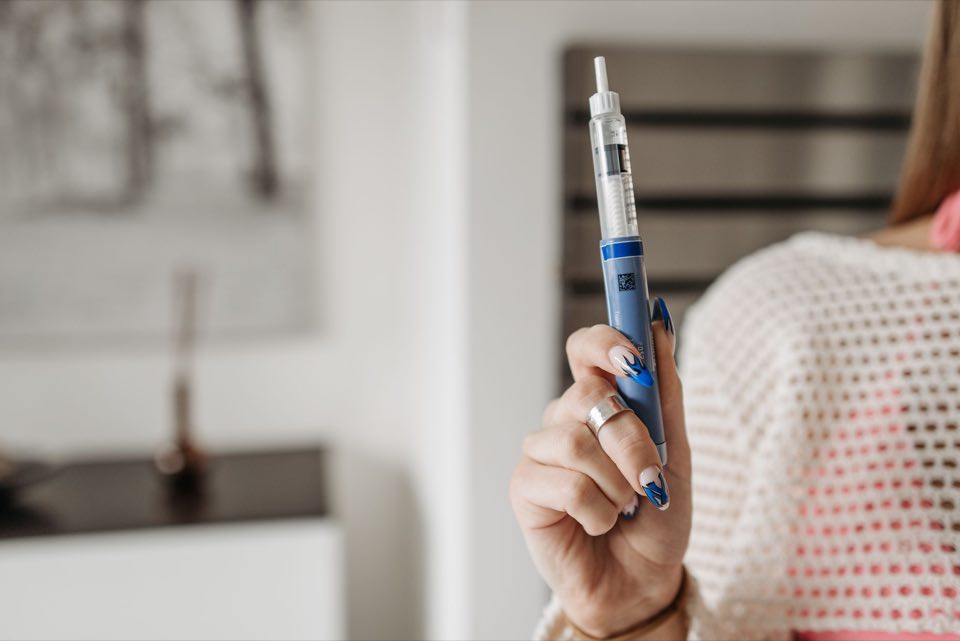 Patient holding an insulin pen injector