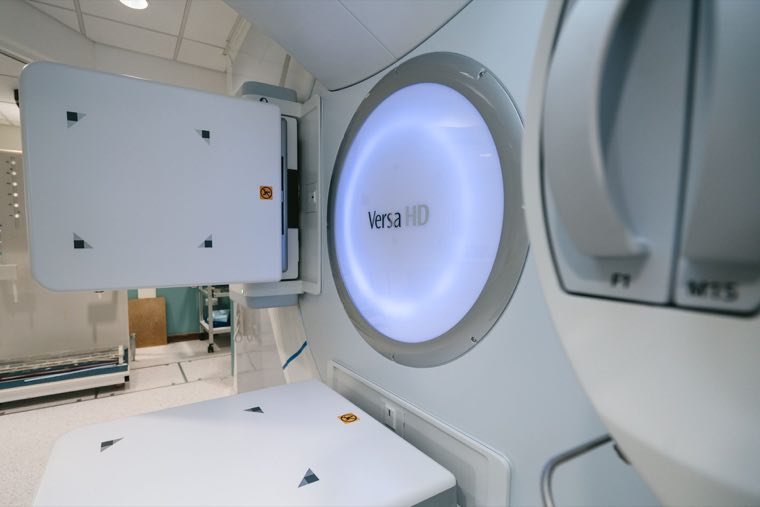 Linear accelerator radiotherapy machine in a treatment suite