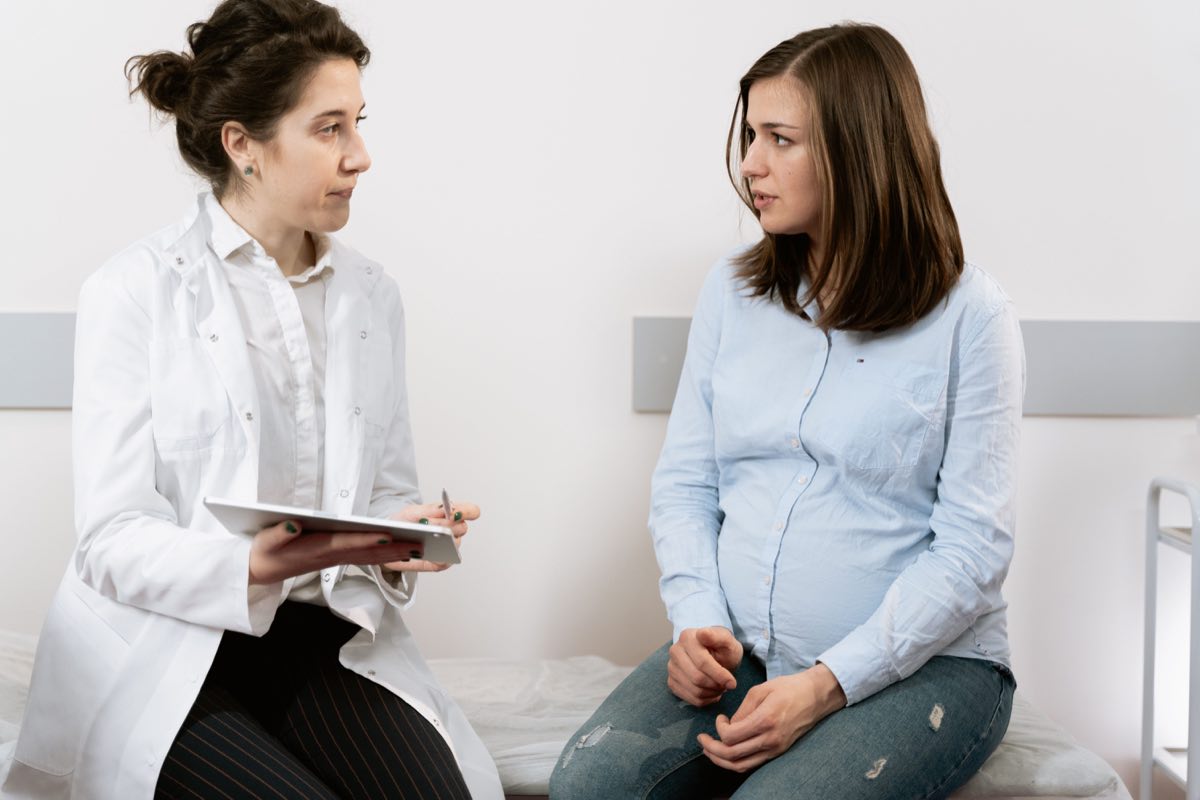 A pregnant patient in consultation with a physician